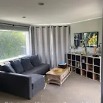 Modern Apartment & Harbour Views